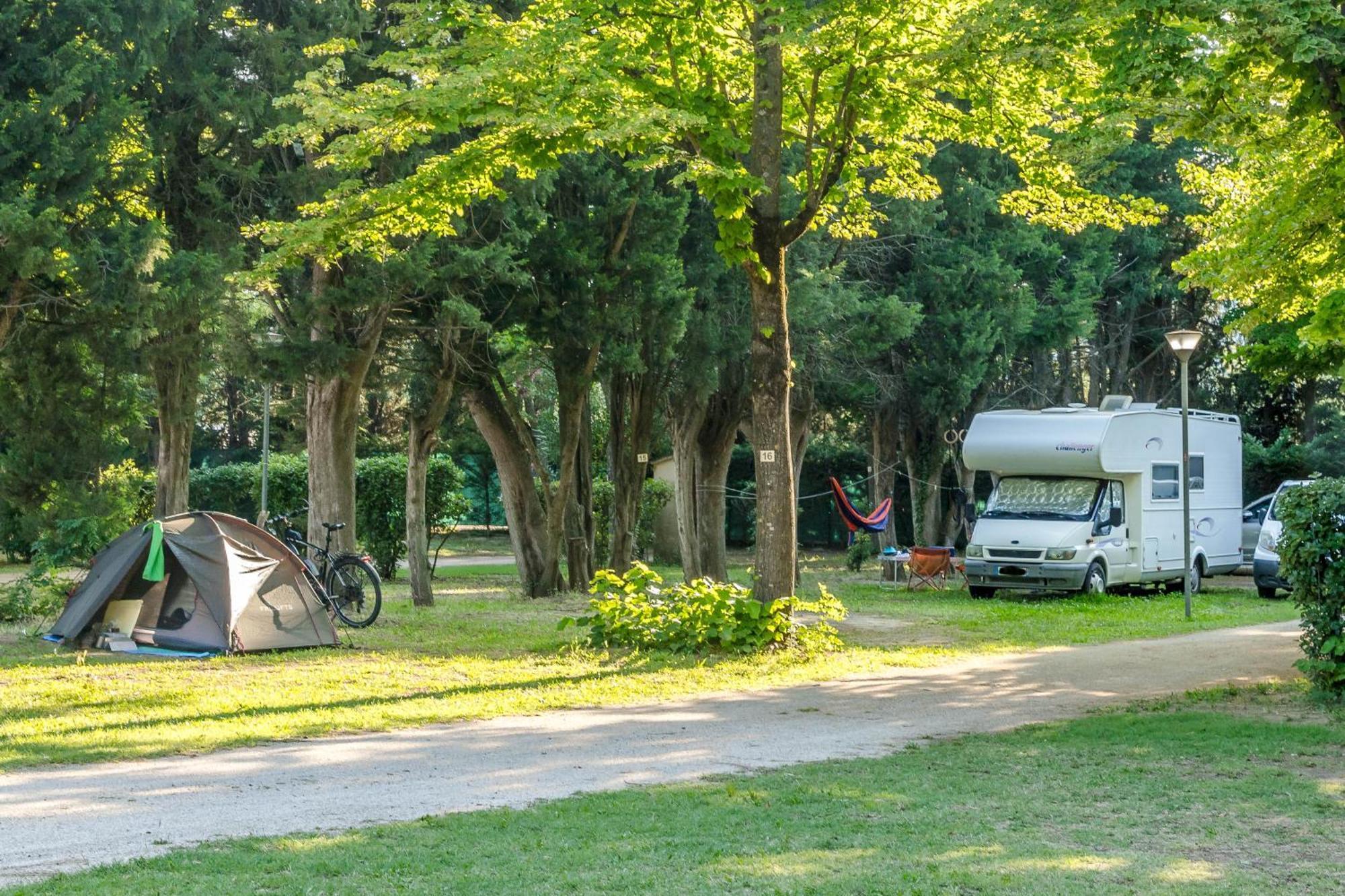 Camping Les Avignon - La Laune فينوف ليز أفيجْنْ المظهر الخارجي الصورة
