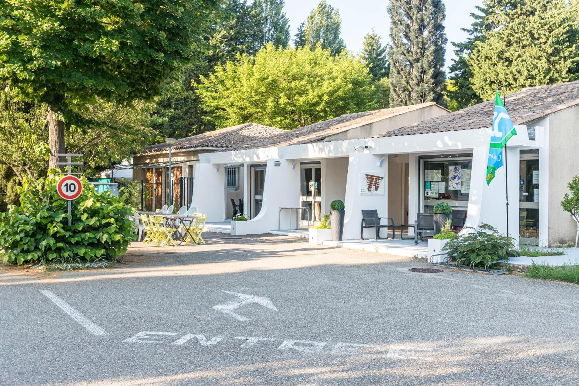 Camping Les Avignon - La Laune فينوف ليز أفيجْنْ المظهر الخارجي الصورة